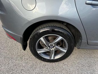 VOLVO XC60 2.4 D5 R-Design Nav SUV 5dr Diesel Auto AWD Euro 6 (s/s) (220 ps