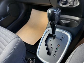 TOYOTA YARIS 1.5 VVT-h Icon Tech Hatchback 5dr Petrol Hybrid E-CVT Euro 6 (s/