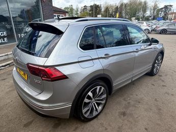 VOLKSWAGEN TIGUAN 2.0 TDI R-Line SUV 5dr Diesel DSG 4Motion Euro 6 (s/s) (190 ps)
