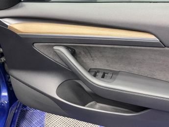 TESLA Model 3 Standard Range Plus Saloon 4dr Electric Auto RWD (241 bhp)