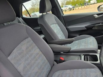 VOLKSWAGEN ID.3 Pro 58kWh Life Hatchback 5dr Electric Auto (145 ps)