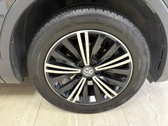 VOLKSWAGEN TIGUAN 2.0 TDI SE Navigation SUV 5dr Diesel DSG Euro 6 (s/s) (150 ps)