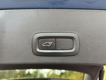 VOLVO XC40 2.0 B4 MHEV R-Design SUV 5dr Petrol Hybrid Auto AWD Euro 6 (s/s)