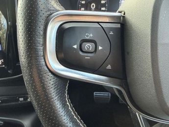 VOLVO XC40 2.0 B4 MHEV R-Design SUV 5dr Petrol Hybrid Auto AWD Euro 6 (s/s)