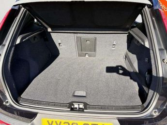 VOLVO XC40 1.5 T3 Momentum SUV 5dr Petrol Auto Euro 6 (s/s) (163 ps)