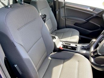 VOLKSWAGEN E-GOLF 35.8kWh e-Golf Hatchback 5dr Electric Auto (136 ps)