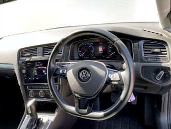 VOLKSWAGEN E-GOLF 35.8kWh e-Golf Hatchback 5dr Electric Auto (136 ps)
