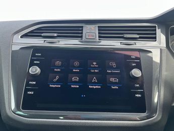 VOLKSWAGEN TIGUAN 2.0 TDI R-Line SUV 5dr Diesel DSG 4Motion Euro 6 (s/s) (150 ps)