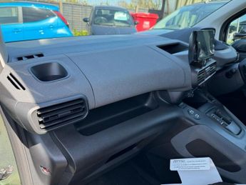 PEUGEOT e-Rifter 52kWh Allure Long MPV 5dr Electric Auto (7.4kW Charger) (136 ps)