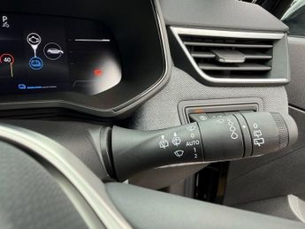 RENAULT CLIO 1.6 E-TECH techno Hatchback 5dr Petrol Hybrid Auto Euro 6 (s/s) 