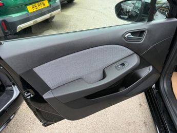 RENAULT CLIO 1.6 E-TECH techno Hatchback 5dr Petrol Hybrid Auto Euro 6 (s/s) 