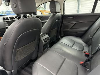 JAGUAR XE 2.0d Portfolio Saloon 4dr Diesel Auto Euro 6 (s/s) (180 ps)