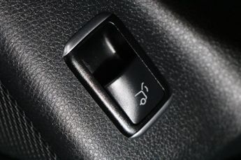 MERCEDES-BENZ 180 2.1 GLA220d AMG Line (Premium Plus) SUV 5dr Diesel 7G-DCT 4MATIC