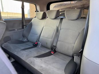 HYUNDAI i800 2.5 CRDi SE Nav MPV 5dr Diesel Auto Euro 6 (170 ps)