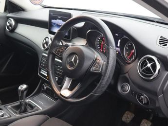 MERCEDES-BENZ GLA CLASS 1.6 GLA180 Urban Edition SUV 5dr Petrol Manual Euro 6 (s/s) (122
