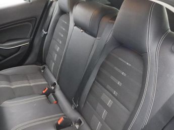 MERCEDES-BENZ GLA CLASS 1.6 GLA180 Urban Edition SUV 5dr Petrol Manual Euro 6 (s/s) (122