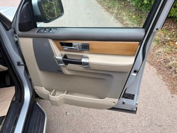 LAND ROVER DISCOVERY 4 3.0 SD V6 HSE SUV 5dr Diesel Auto 4WD Euro 5 (255 bhp)