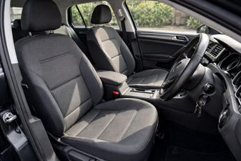 VOLKSWAGEN E-GOLF 35.8kWh e-Golf Hatchback 5dr Electric Auto (136 ps)