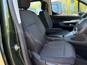 PEUGEOT e-Rifter 52kWh Allure Long MPV 5dr Electric Auto (7.4kW Charger) (136 ps)