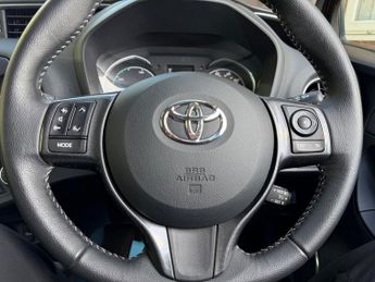 TOYOTA YARIS 1.5 VVT-h Y20 Bi-tone Hatchback 5dr Petrol Hybrid Auto 