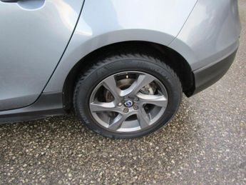 VOLVO V40 CROSS COUNTRY 1.6 D2 Lux Hatchback 5dr Diesel Powershift Euro 5 (s/s) (115 ps)