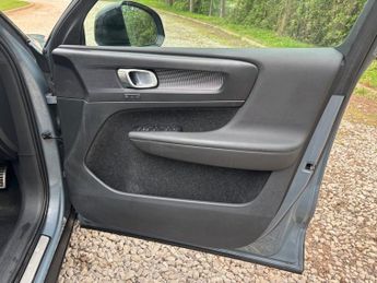 VOLVO XC40 2.0 D4 R-Design Pro SUV 5dr Diesel Auto AWD Euro 6 (s/s) (190 ps