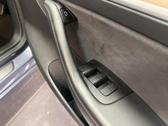 TESLA Model 3 Standard Range Plus Saloon 4dr Electric Auto RWD (241 bhp)