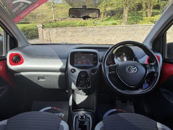 TOYOTA AYGO 1.0 VVT-i x-play Hatchback 5dr Petrol x-shift Euro 6 (71 ps)