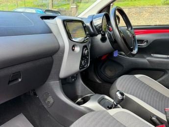 TOYOTA AYGO 1.0 VVT-i x-play Hatchback 5dr Petrol x-shift Euro 6 (71 ps)