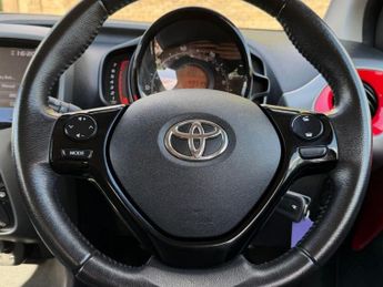 TOYOTA AYGO 1.0 VVT-i x-play Hatchback 5dr Petrol x-shift Euro 6 (71 ps)