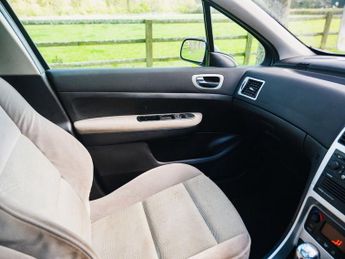 PEUGEOT 307 1.6 16v SE Estate 5dr Petrol Tiptronic (194 g/km, 110 bhp)