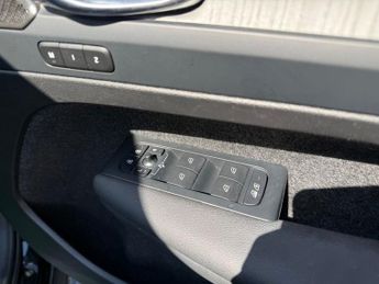 VOLVO XC40 2.0 B3 MHEV Ultimate SUV 5dr Petrol Hybrid DCT Auto Euro 6-2 OWN