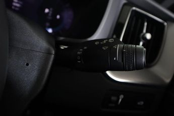 VOLVO XC60 2.0 B5 MHEV R-Design Auto Euro 6 (s/s) 5dr