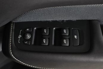 VOLVO XC60 2.0 B5 MHEV R-Design Auto Euro 6 (s/s) 5dr