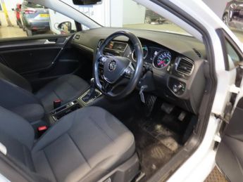 VOLKSWAGEN E-GOLF 35.8kWh e-Golf Hatchback 5dr Electric Auto (136 ps)