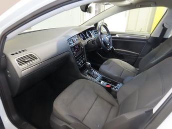 VOLKSWAGEN E-GOLF 35.8kWh e-Golf Hatchback 5dr Electric Auto (136 ps)