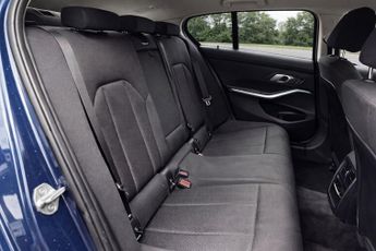 BMW 3 SERIES 2.0 330e 12kWh SE Pro Saloon 4dr Petrol Plug-in Hybrid Auto Euro