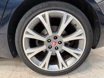 JAGUAR XJ 3.0d V6 Portfolio Saloon 4dr Diesel Auto Euro 6 (s/s) (300 ps)