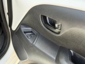 TOYOTA AYGO 1.0 VVT-i x-play Hatchback 5dr Petrol Manual Euro 5 Euro 5 (68 p