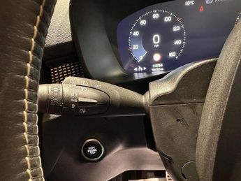 VOLVO XC40 2.0 B4 MHEV R-Design SUV 5dr Petrol Hybrid Auto Euro 6 (s/s) (19