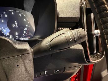 VOLVO XC40 2.0 B4 MHEV R-Design SUV 5dr Petrol Hybrid Auto Euro 6 (s/s) (19