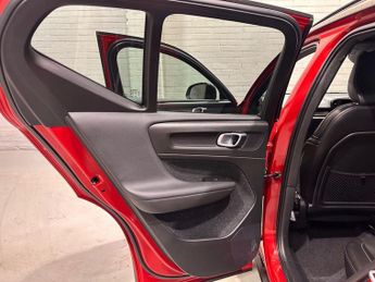 VOLVO XC40 2.0 B4 MHEV R-Design SUV 5dr Petrol Hybrid Auto Euro 6 (s/s) (19