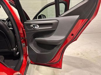 VOLVO XC40 2.0 B4 MHEV R-Design SUV 5dr Petrol Hybrid Auto Euro 6 (s/s) (19