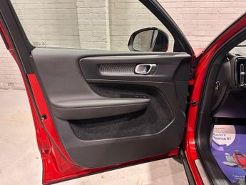 VOLVO XC40 2.0 B4 MHEV R-Design SUV 5dr Petrol Hybrid Auto Euro 6 (s/s) (19