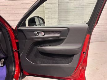 VOLVO XC40 2.0 B4 MHEV R-Design SUV 5dr Petrol Hybrid Auto Euro 6 (s/s) (19