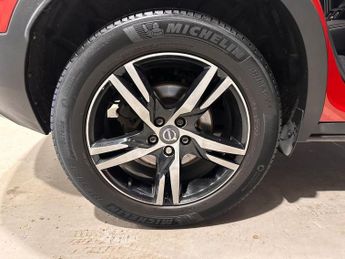 VOLVO XC40 2.0 B4 MHEV R-Design SUV 5dr Petrol Hybrid Auto Euro 6 (s/s) (19