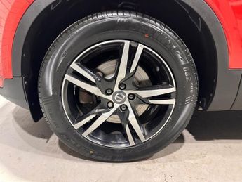 VOLVO XC40 2.0 B4 MHEV R-Design SUV 5dr Petrol Hybrid Auto Euro 6 (s/s) (19