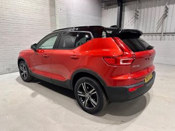 VOLVO XC40 2.0 B4 MHEV R-Design SUV 5dr Petrol Hybrid Auto Euro 6 (s/s) (19