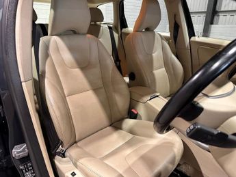 VOLVO XC60 2.4 D5 SE Lux Nav SUV 5dr Diesel Geartronic AWD Euro 5 (215 ps)