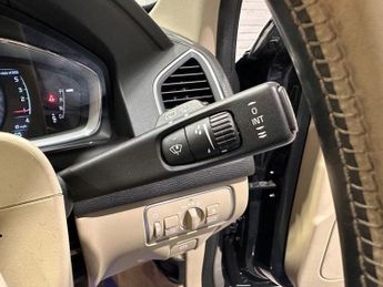 VOLVO XC60 2.4 D5 SE Lux Nav SUV 5dr Diesel Geartronic AWD Euro 5 (215 ps)